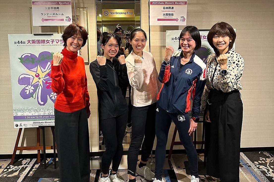 ▴三位選手與兩位奧運獎牌好手合影。