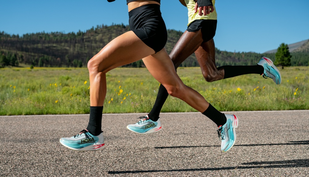 HOKA推出2025競速王者Cielo X1 2.0革命輕量化，提供跑者飆速飛行體驗