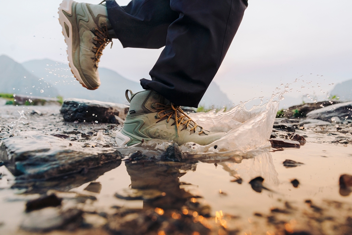 首度搭載 GORE-TEX Invisible Fit 科技的 HOKA Kaha 3 GTX 具備防水透氣的高效機能及柔和的流線外觀。