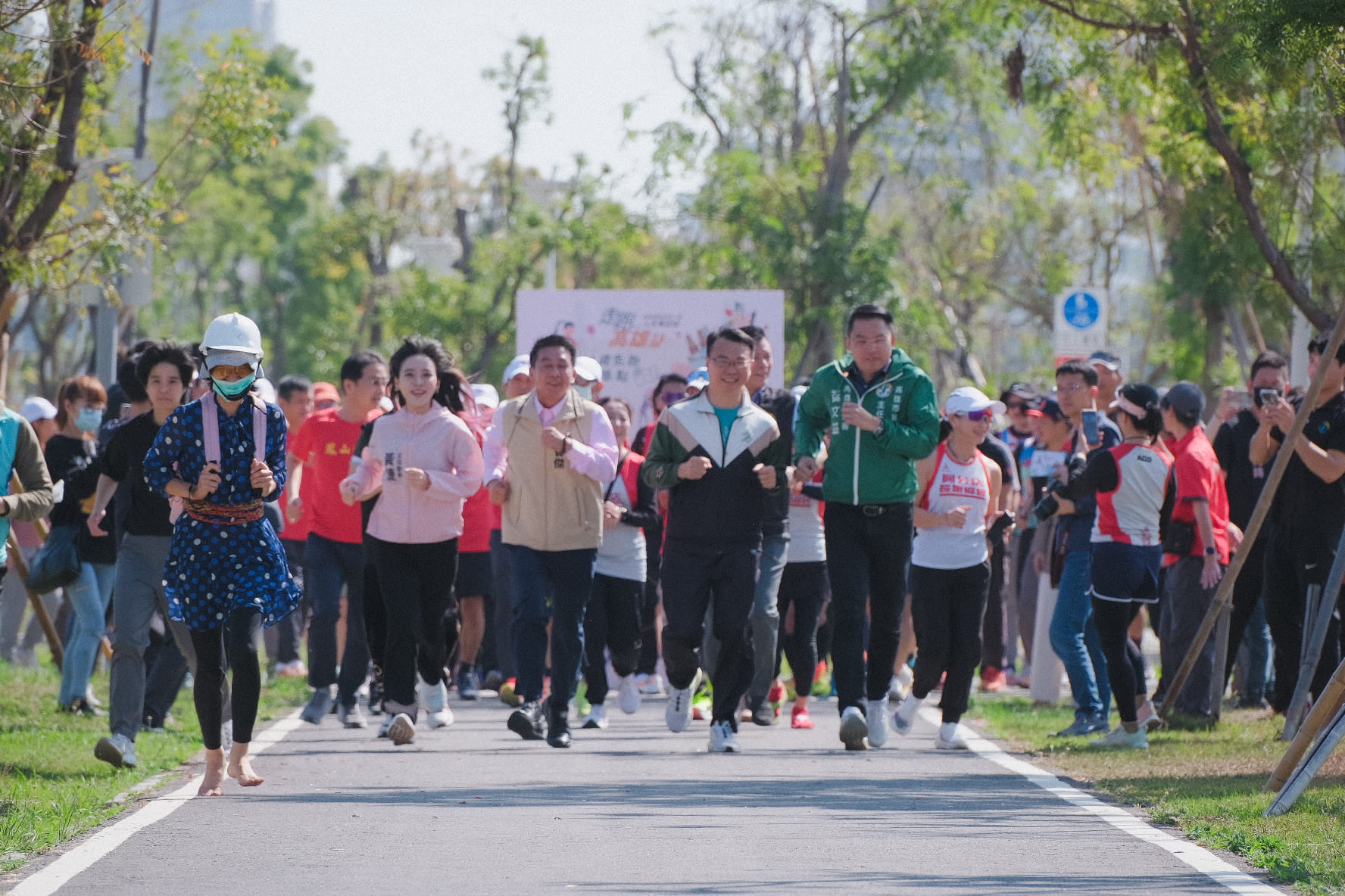 運動發展局局長侯尊堯率領高雄在地跑團與多位貴賓一起共跑至高雄車站天棚,存下運動紀錄軌跡,宣告「走跑高雄 2.0」任務正式啟動!