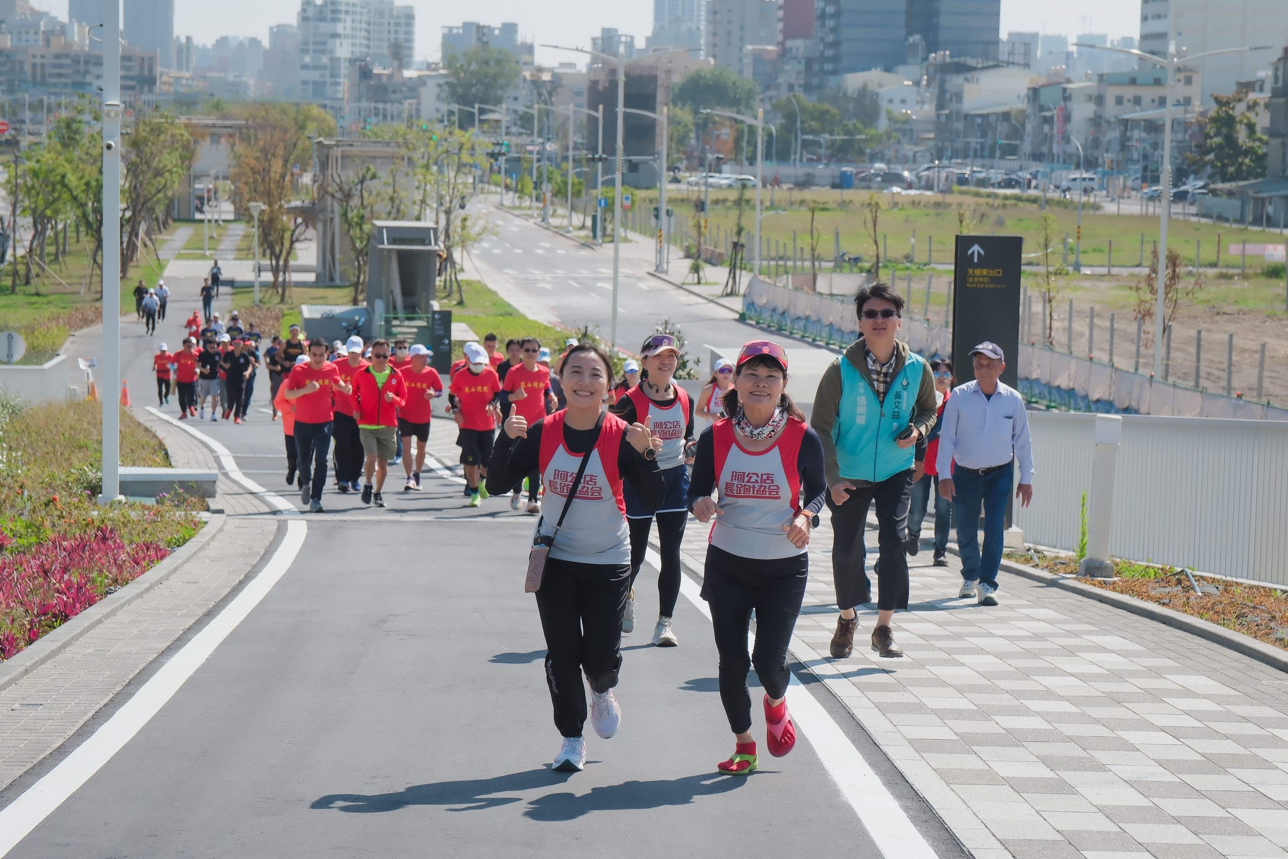 運動發展局局長侯尊堯率領高雄在地跑團與多位貴賓一起共跑至高雄車站天棚