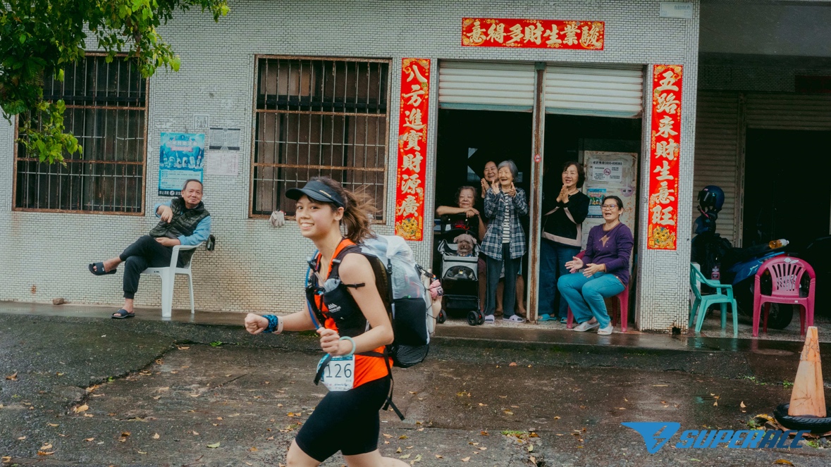 居民熱情地為選手加油,展現最純粹的台式熱情(SUPERACE提供)