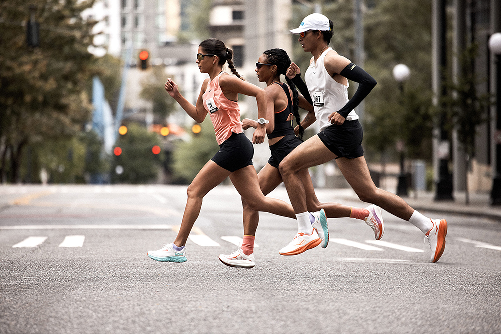 HOKA Marathon Capsule 人氣跑鞋披上熔岩紅 x 霜白色新裝，助三鐵好手挑戰終點！