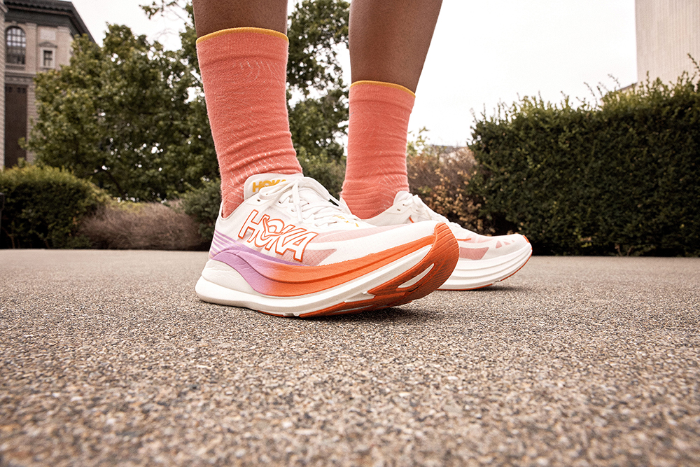 HOKA ROCKET X 2 採PEBA中底泡棉及碳纖維板，推進力與緩衝效果表現優秀。
