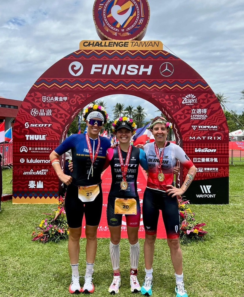 113km 女子組前三名(左起)第二名Lottie Lucas、第一名Alanis Siffert、第三名Nina Derron