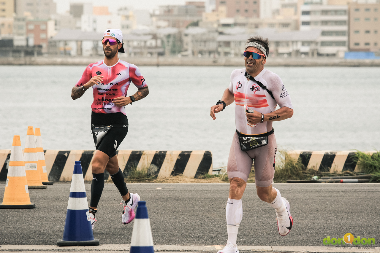 Phillip Billikopf(245)與PALONES LLOPIS (458)一起在跑步賽道上追趕竹谷賢二