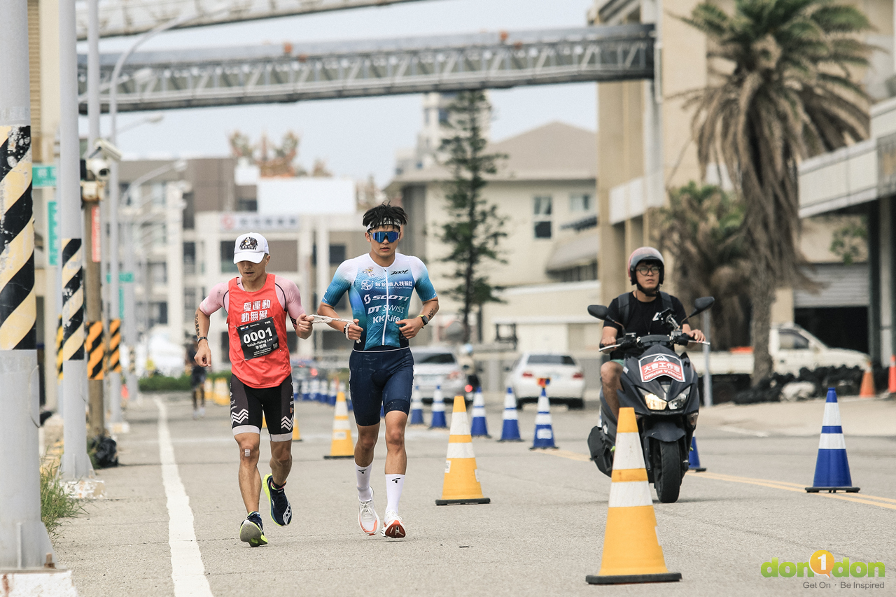 視障選手李協興與吳承泰,兩人協力挑戰IRONMAN賽事