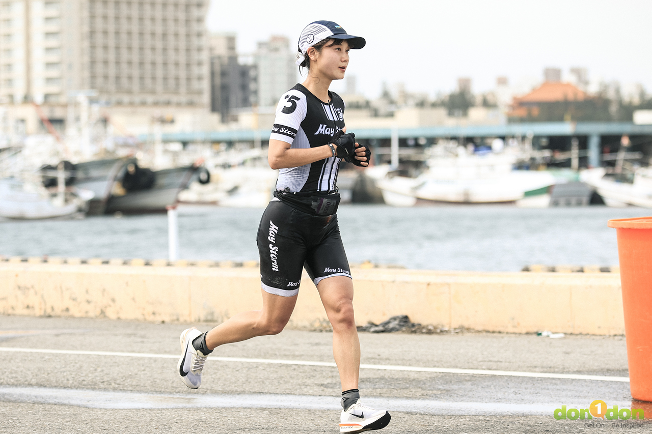 日本選手Yurika WAKATSUKI以03:26:46完成馬拉松