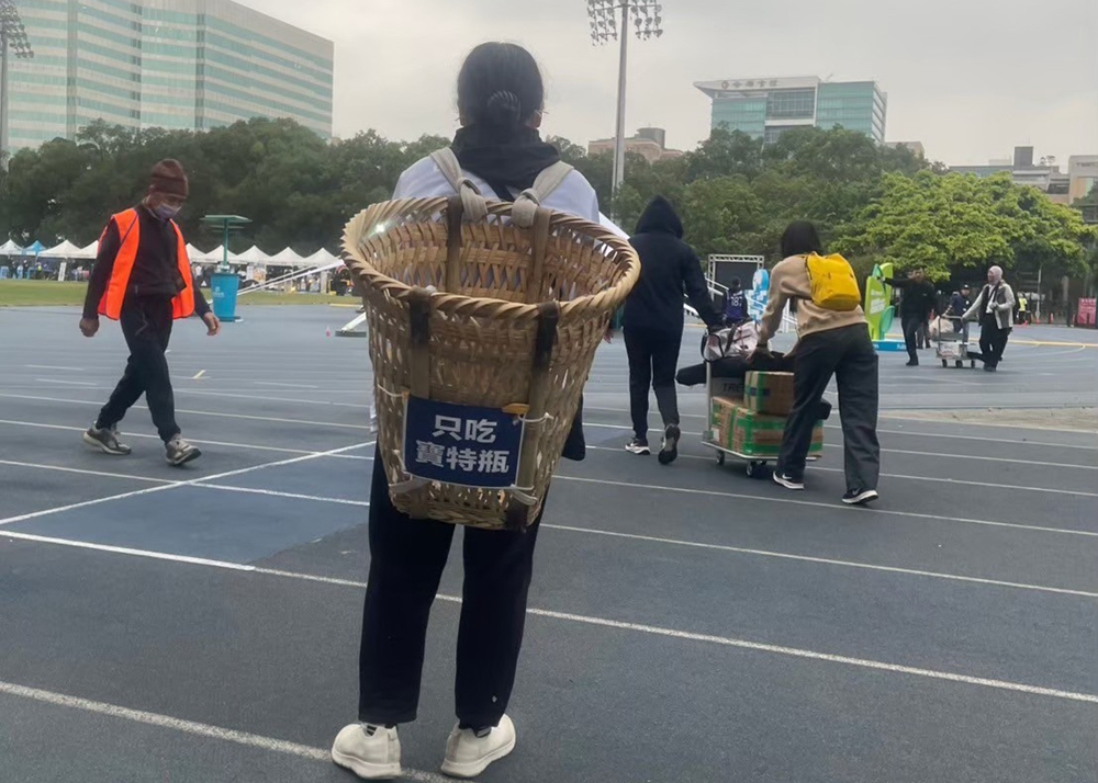 台北馬拉松的環保人員在賽事現場落實垃圾不落地