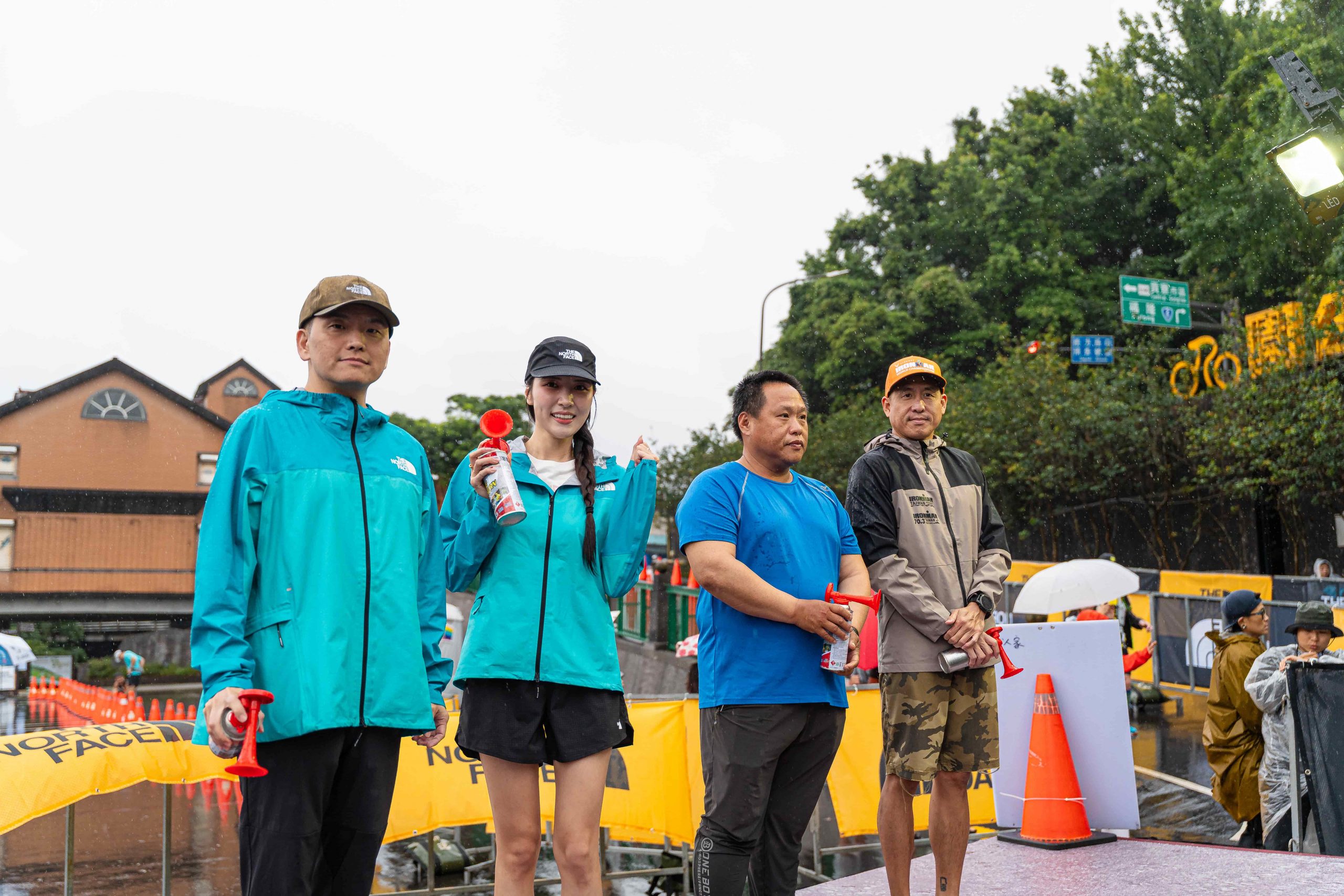 由左至右為The North Face 北面台灣業務總監、Chris韓籍啦啦隊員南珉貞、新北勢甕寮區龍門里吳世揚里長、LAVA鐵人公司董事長Renny