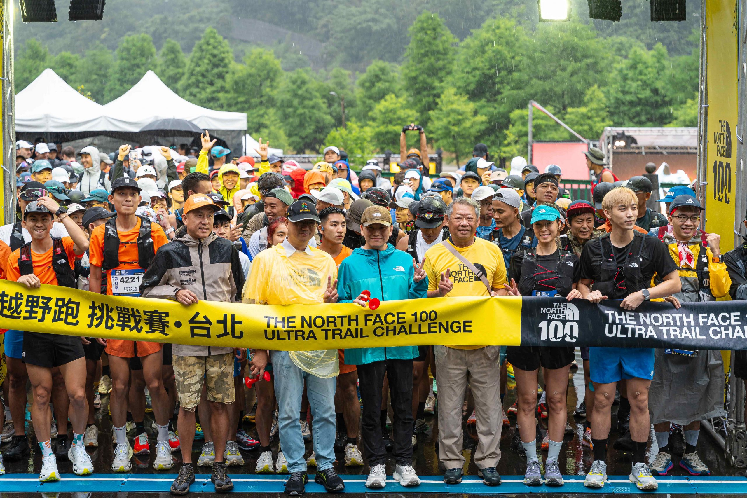 前排由左至右為LAVA鐵人公司董事長Renny、貢寮區區長柯建輝、The North Face 北面台灣業務總監 Chris、交通部觀光署東北角及宜蘭海岸國家風景區管理處陳世明主任。