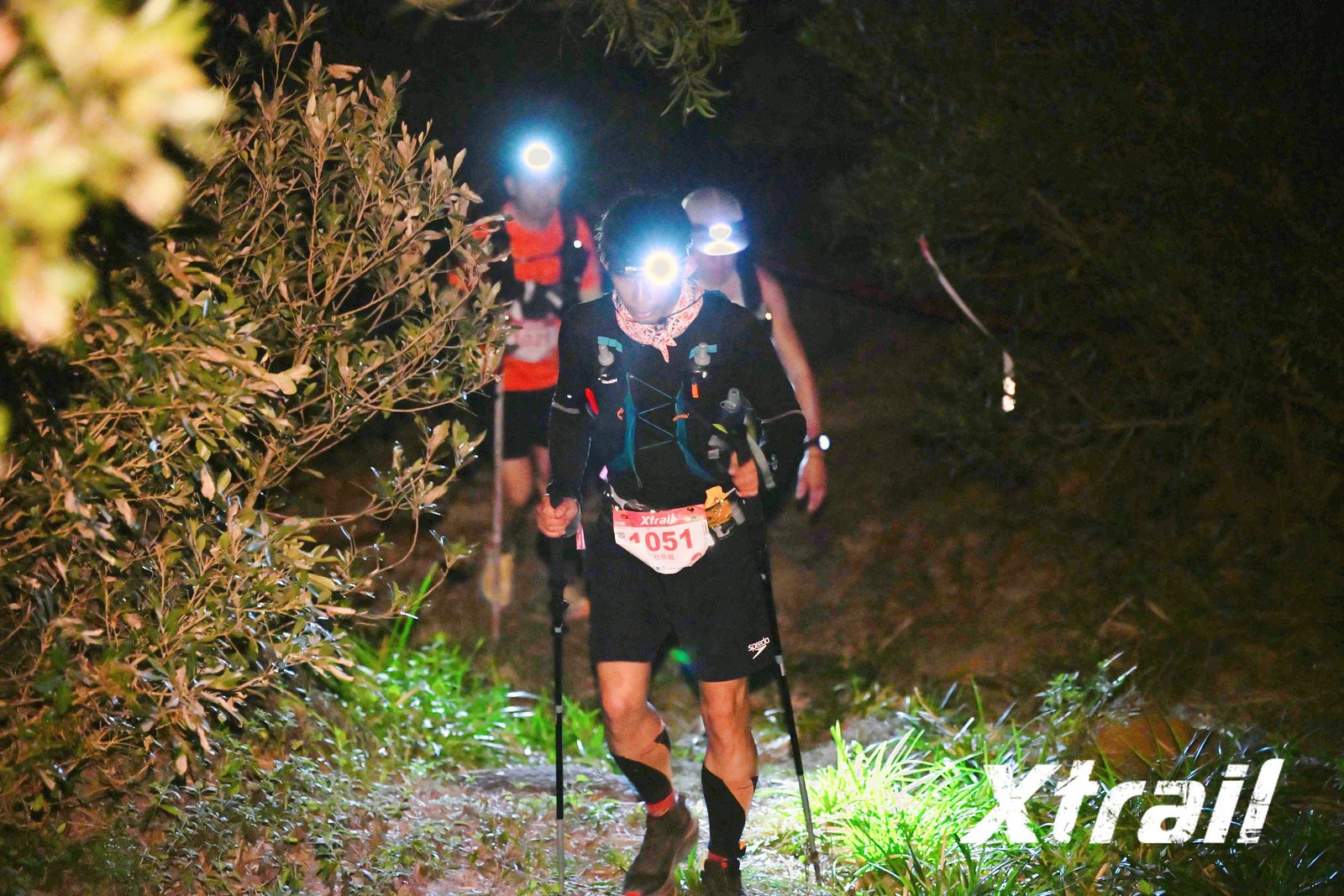 100公里的長距離,從酷熱的白天跑到黑夜,淬鍊選手的心志。