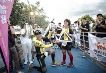 台東之美醫鐵喜事 藝人明星齊見證 圖說: 陳彥良(左)向洪緯欣(右)於終點拱門前獻上美利達自行車架求婚成功 圖片來源:醫護鐵人提供