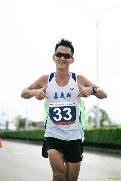 代表嘉義縣的林渤詔最終跑出 2:57:15