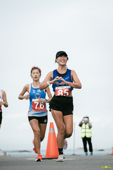 代表臺南市的付迪 3:24:28 (前)、代表雲林縣的劉素雅 (3:18:20)， 3:24 為女性跑者完賽中位數