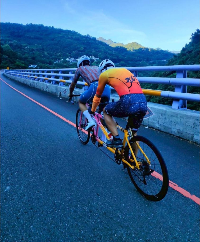 阿興與FXT領騎員之一的台灣登山大滿貫系列賽自行車凸台常勝軍古老師,一同到烏來福山路線訓練。