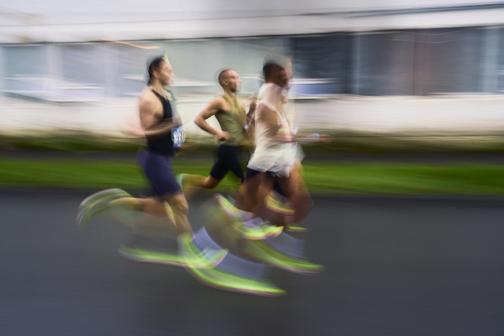 HOKA 迄今最輕量的碳板競速鞋 Cielo X1 3.0重磅登場，將極致輕盈轉化為疾速推進，締造菁英跑者的速度巔峰。