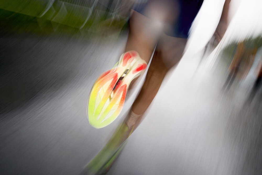 HOKA Cielo X1 3.0以「輕盈」為核心，結合雙層 PEBA 中底與推進式碳纖維板，展現極致競速張力。