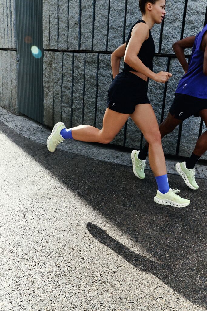 ▲ Cloudrunner 3以Dynamic Stability（動態穩定） 為核心設計邏輯，透過更寬的前掌與後跟底座、全新鞋底幾何結構與 CloudTec® 雲端緩震科技模組配置，支持跑者自然的動作模式，而非試圖「改變」跑姿。