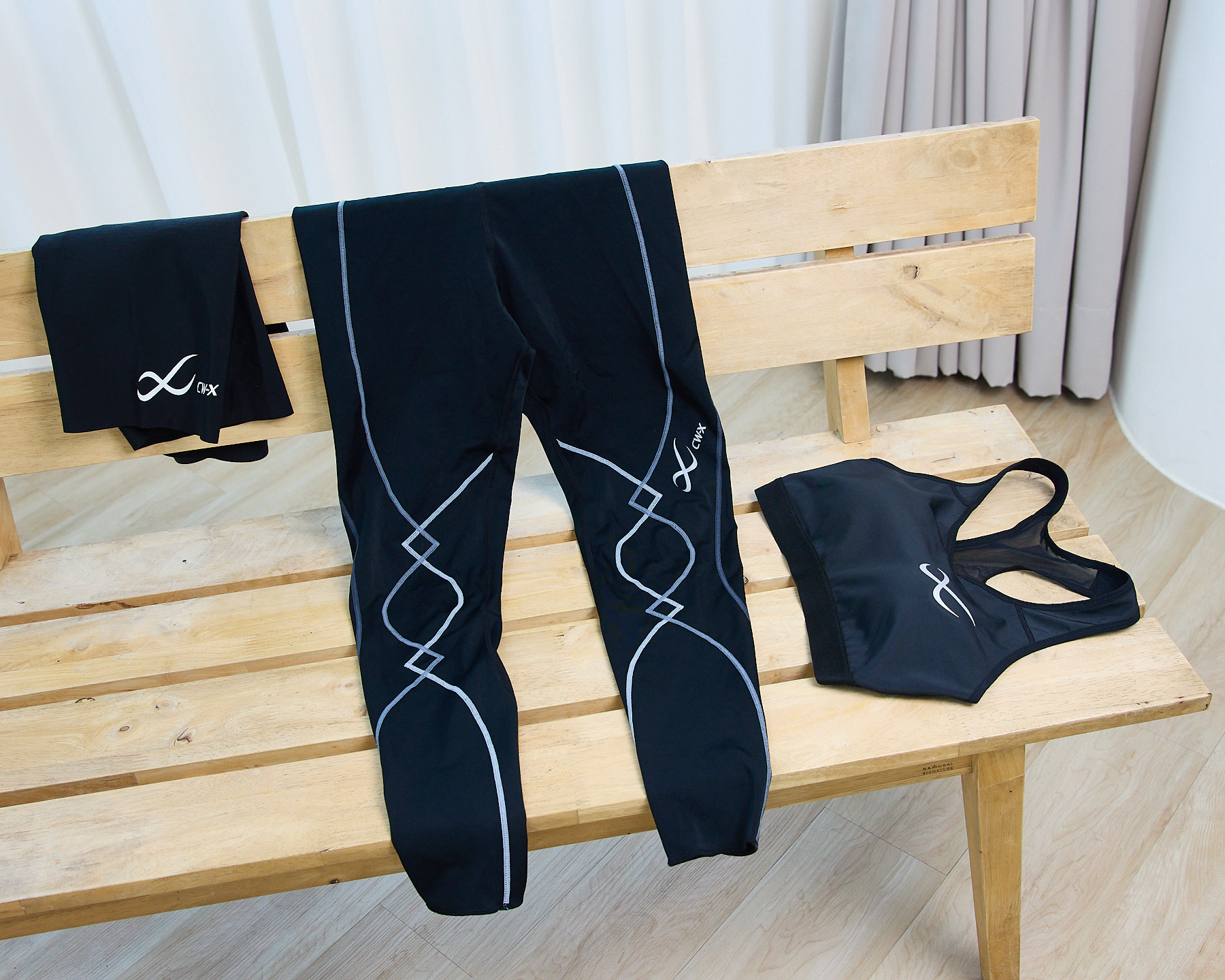 CW-X 女款首波主打商品，從左至右為 Body Balance Up Model 五分壓縮褲（CV2505）、EXPERT 壓縮長褲（CL2499）及無鋼圈防晃動運動內衣（CB9020），分別針對髖關節與骨盆、髖膝關節，以及運動時的胸部晃動提供支撐。