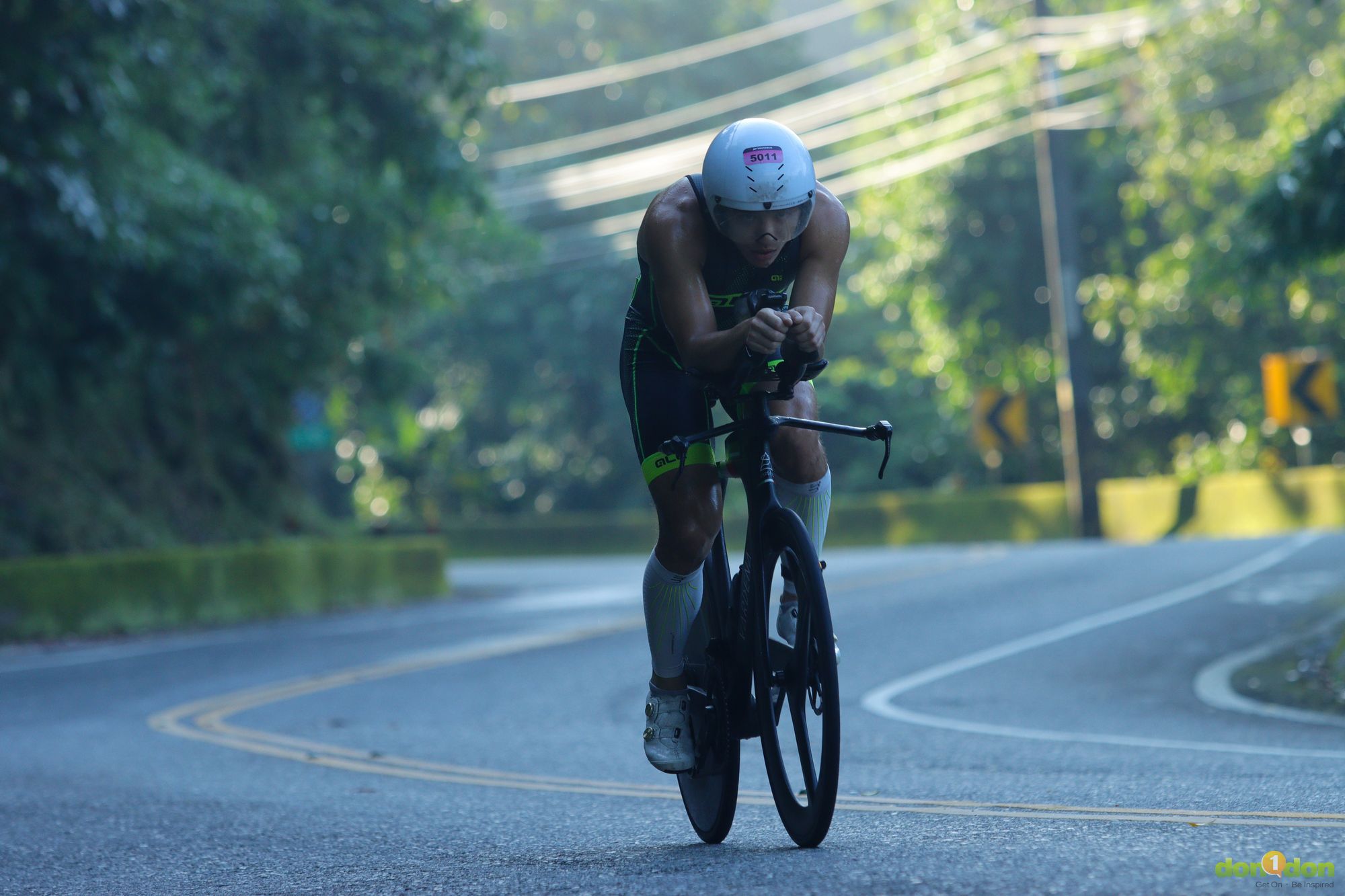 選手在白鮑溪路段騎自行車